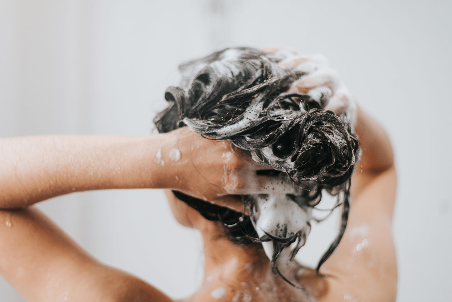Weightless volume meets gentle clarity.
VOLUMELIFT CLEANSE is your go-to bar for flat or oily-prone hair in need of balance, body, and bounce. With a purifying blend of clay and coconut-based cleansers, this solid shampoo lifts at the roots without stripping your strands.
