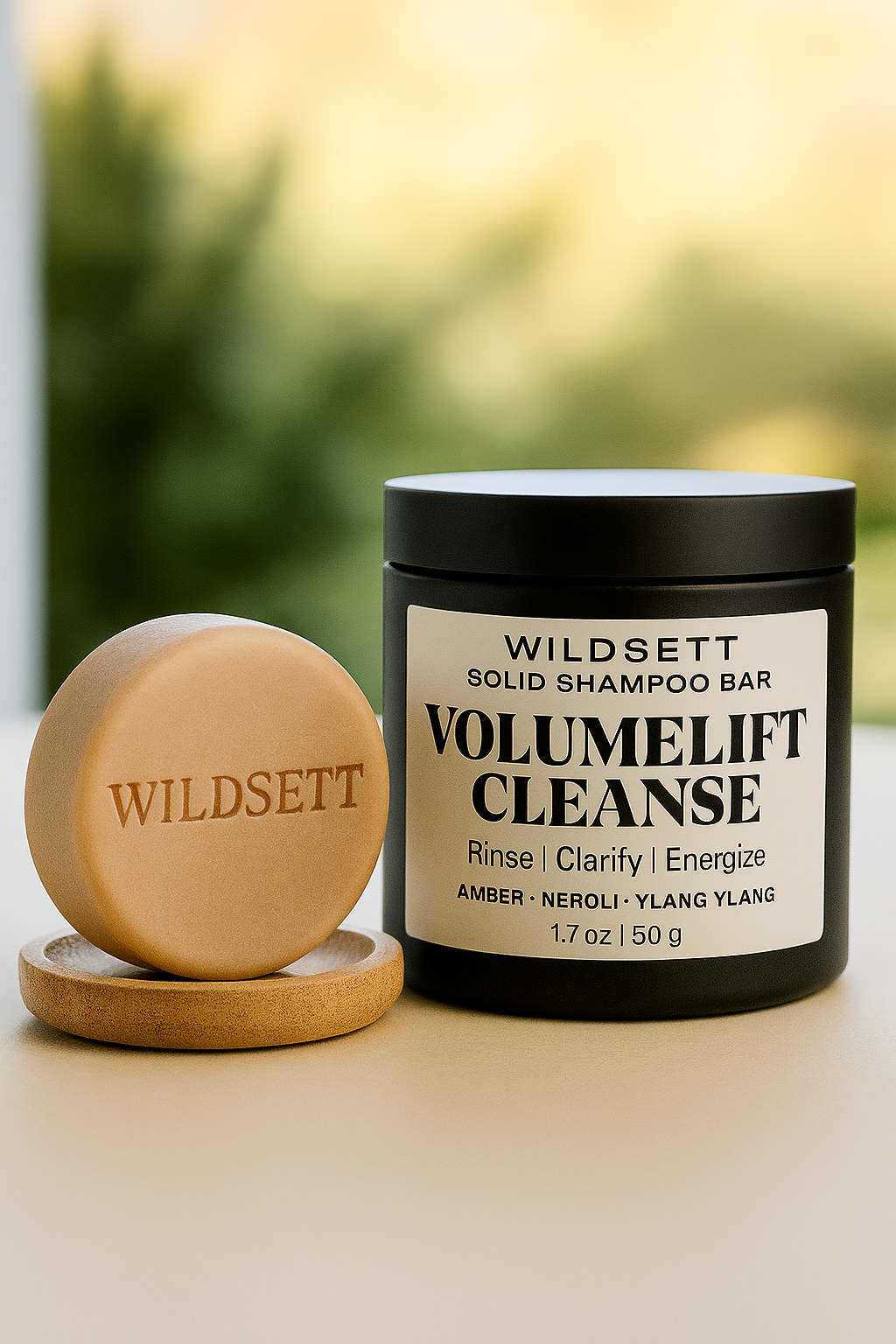 Weightless volume meets gentle clarity.


VOLUMELIFT CLEANSE is your go-to bar for flat or oily-prone hair in need of balance, body, and bounce. With a purifying blend of clay and coconut-based cleansers, this solid shampoo lifts at the roots without stripping your strands.