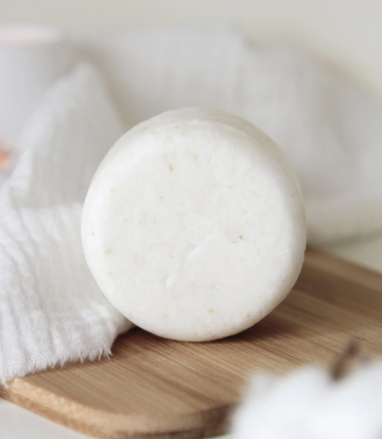 SOOTHE | STRENGTHEN | STIMULATE
Rooted in ancient beauty rituals, this solid shampoo bar blends the time-honored power of fermented rice and nourishing botanicals to awaken your scalp and support healthy, fuller-looking hair.